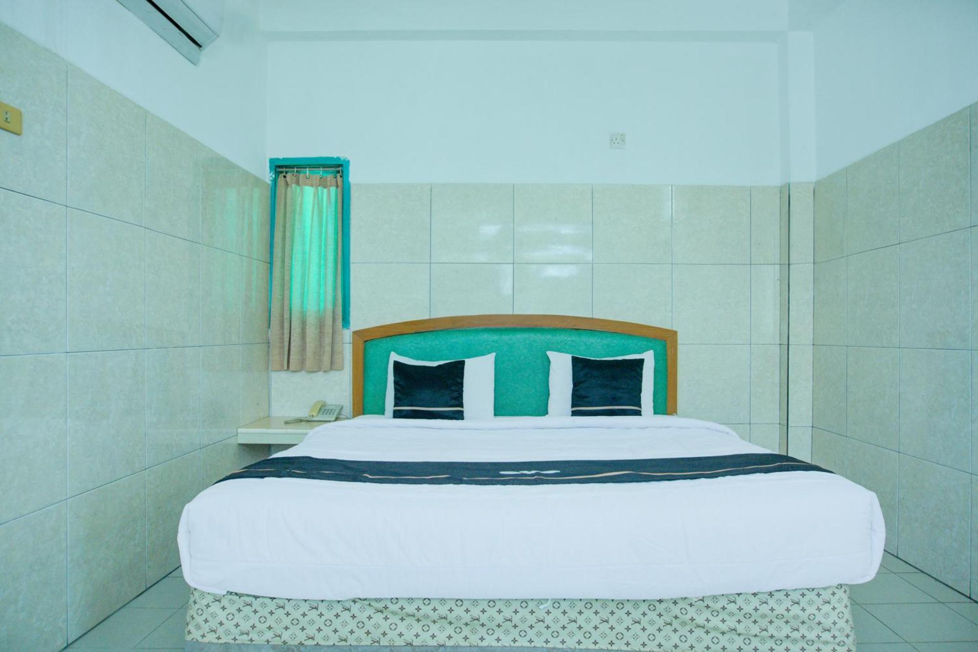Townhouse Oak Palembang Near Jembatan Ampera Formerly Azzura Hotel Buitenkant foto
