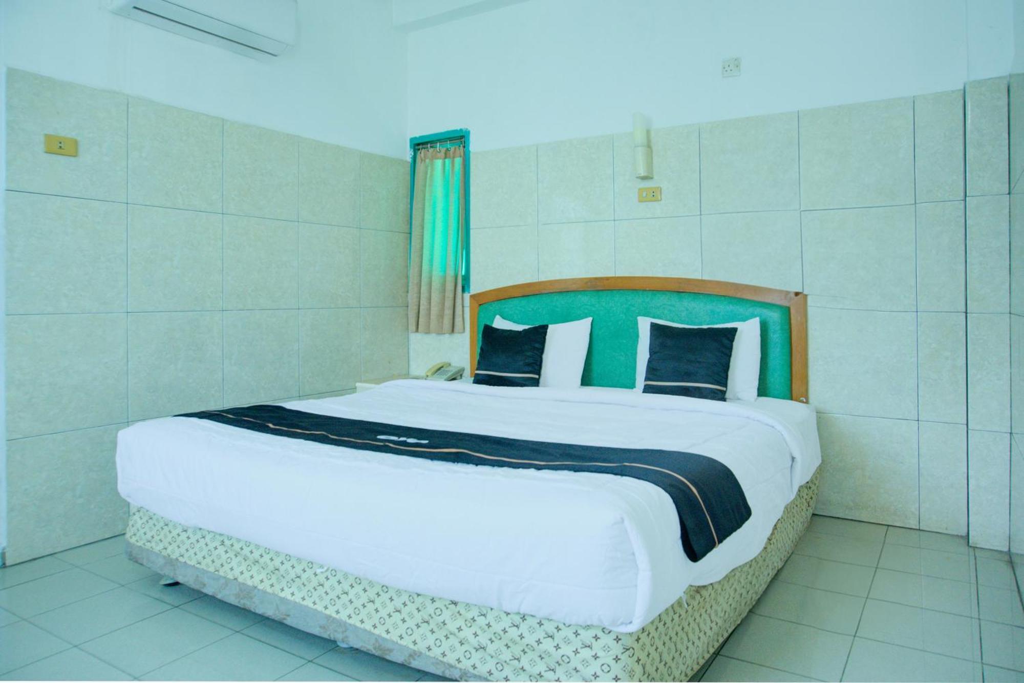 Townhouse Oak Palembang Near Jembatan Ampera Formerly Azzura Hotel Buitenkant foto