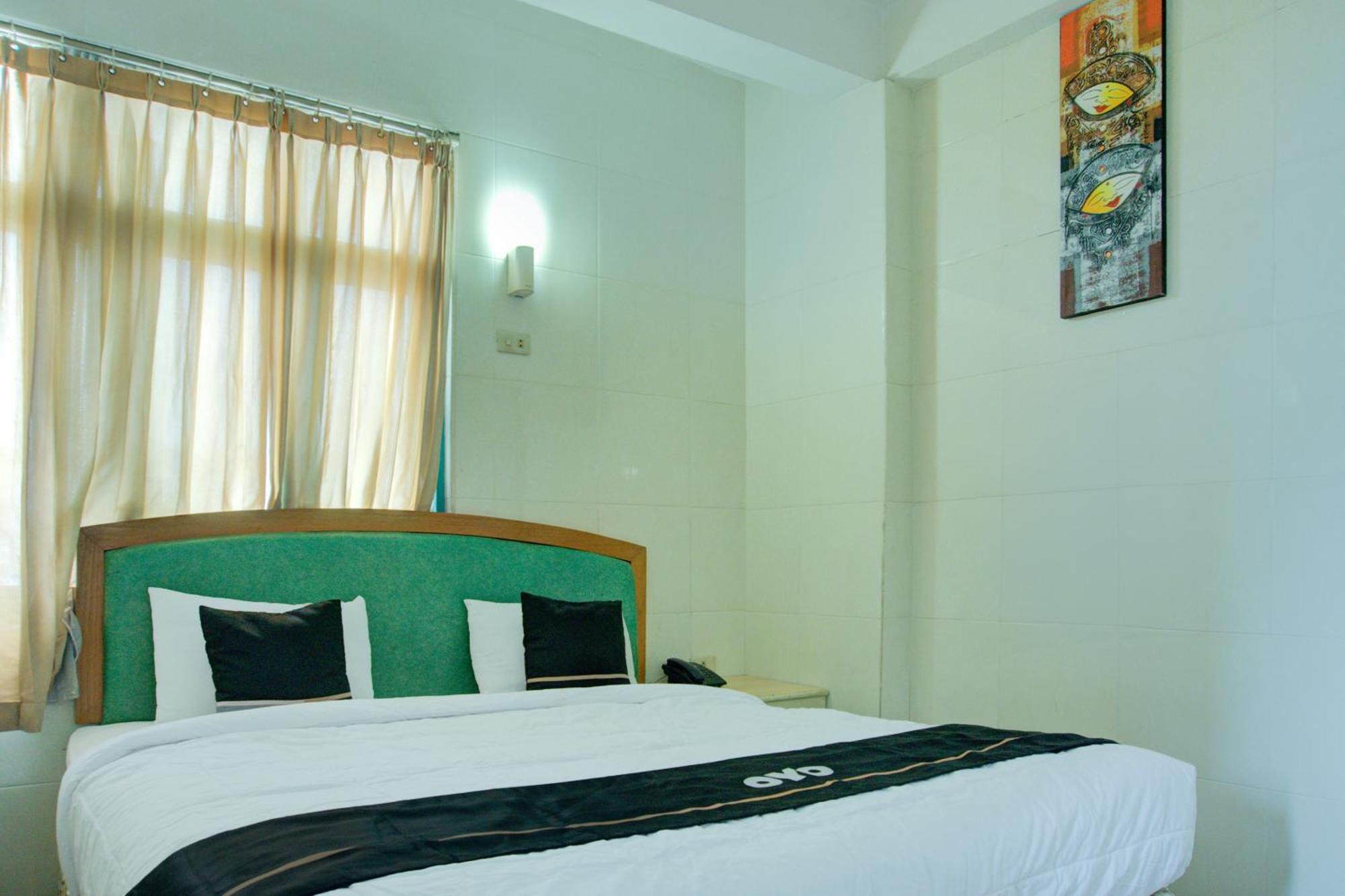 Townhouse Oak Palembang Near Jembatan Ampera Formerly Azzura Hotel Buitenkant foto
