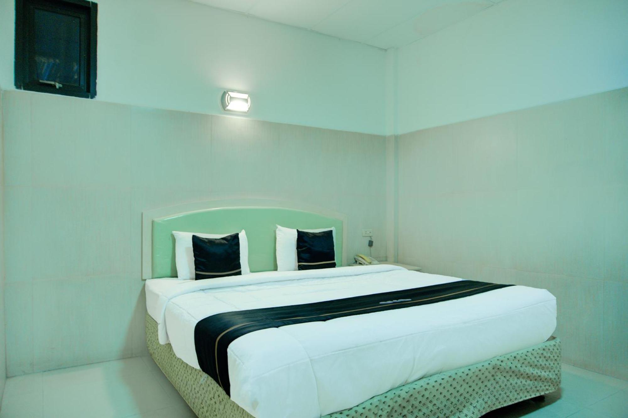 Townhouse Oak Palembang Near Jembatan Ampera Formerly Azzura Hotel Buitenkant foto