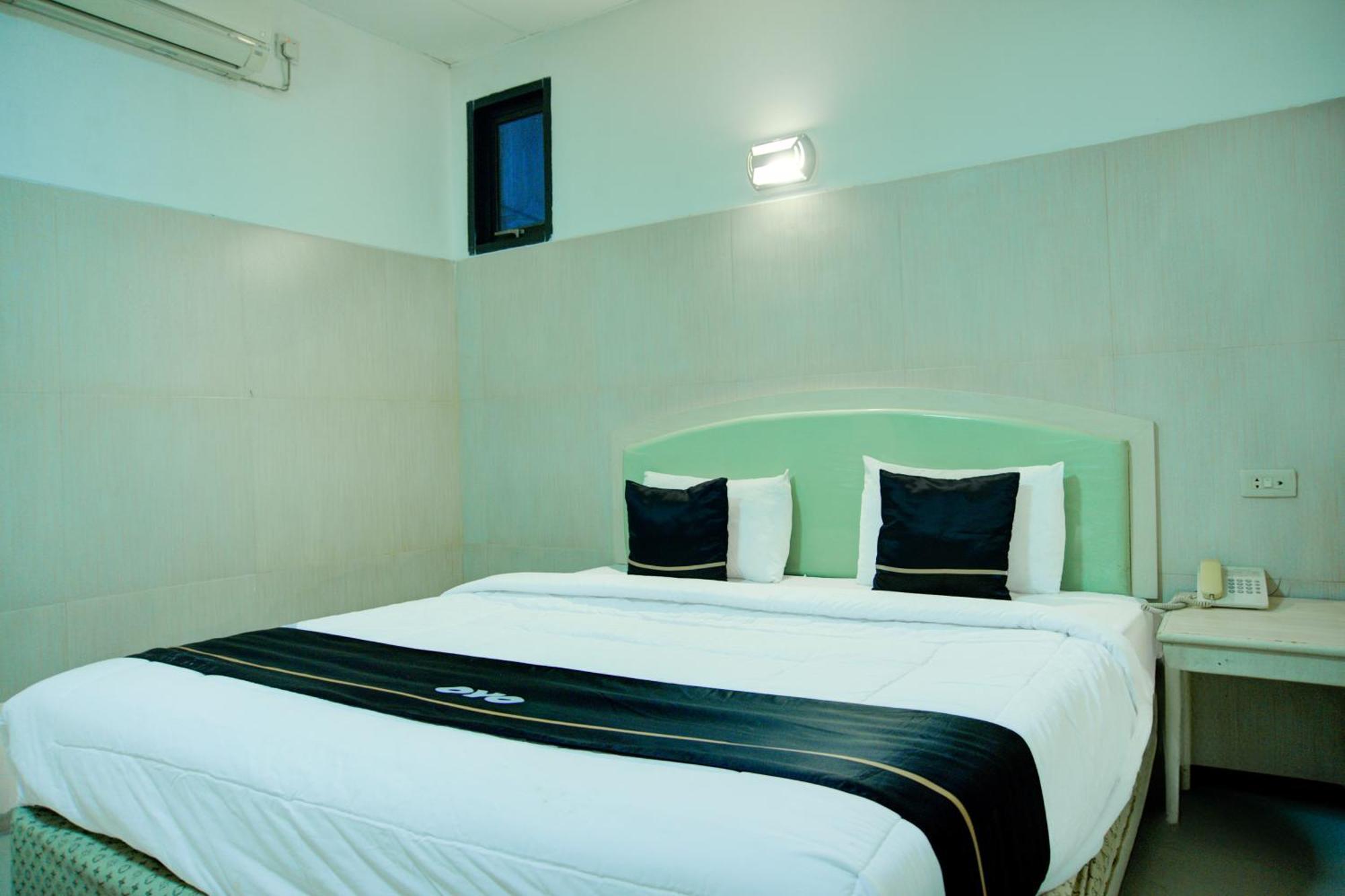 Townhouse Oak Palembang Near Jembatan Ampera Formerly Azzura Hotel Buitenkant foto